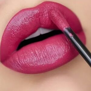 Huda Beauty: Demi Matte Lipstick -BNIB!